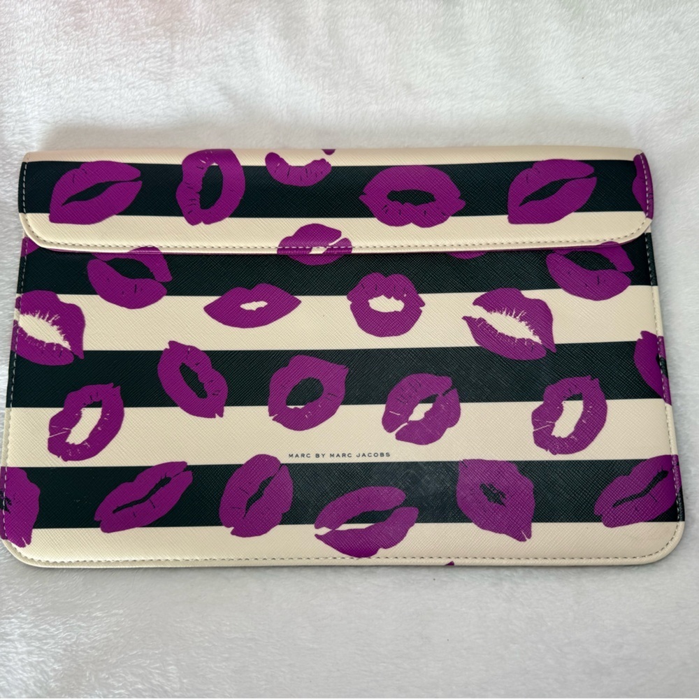Marc by Marc Jacobs InCase EAZY LIPS
Tech iPad Case Clutch Y2K 2000's Kisses